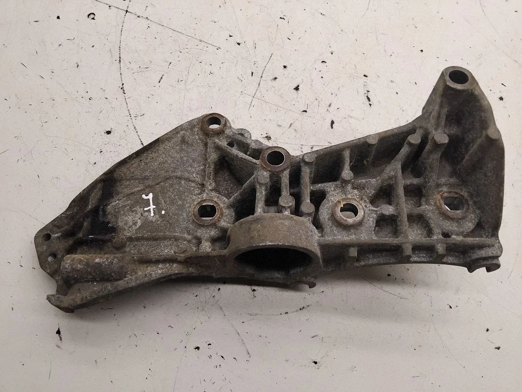 Generator/alternator bracket – Renault Megane III (2009-2016)