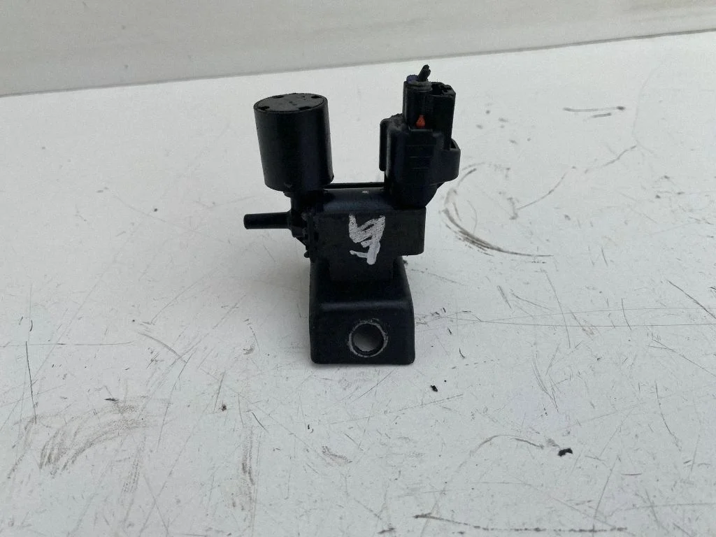 Vacuum valve – Toyota Corolla Verso E121 (2001-2004)