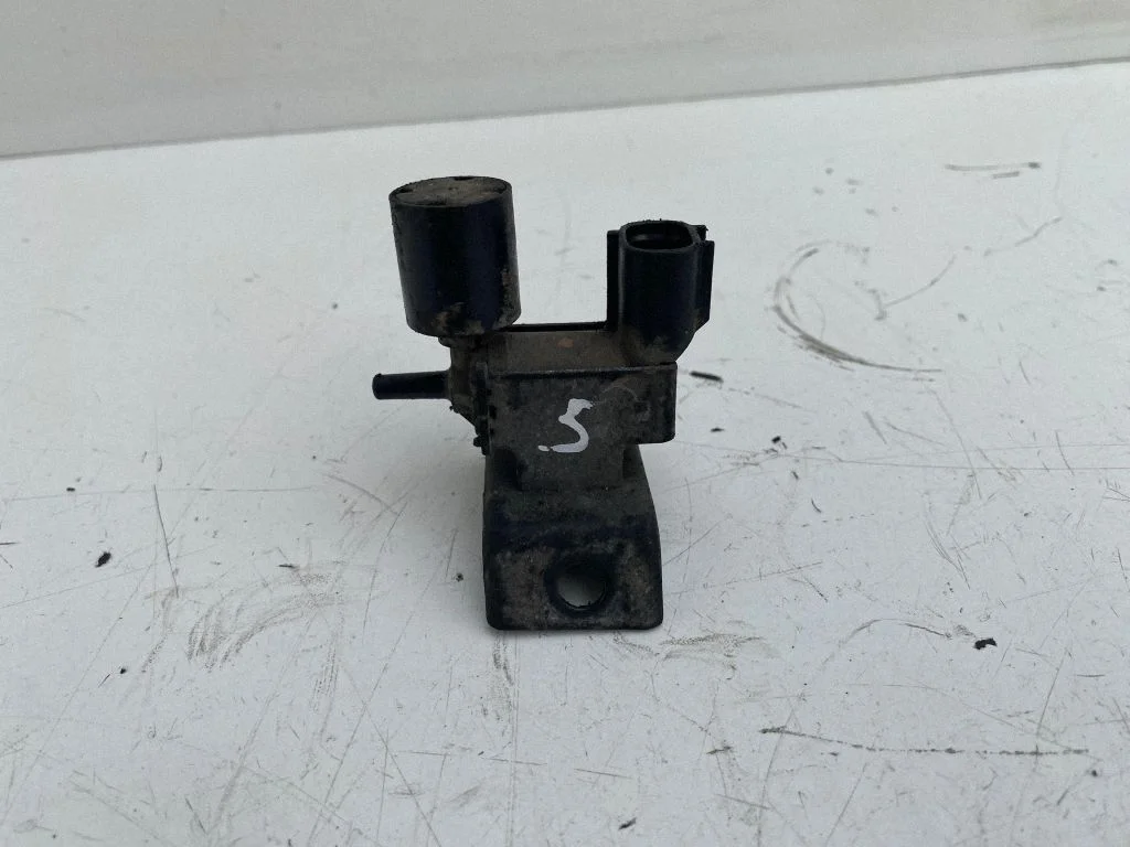 Vacuum valve – Toyota Corolla Verso E121 (2001-2004)