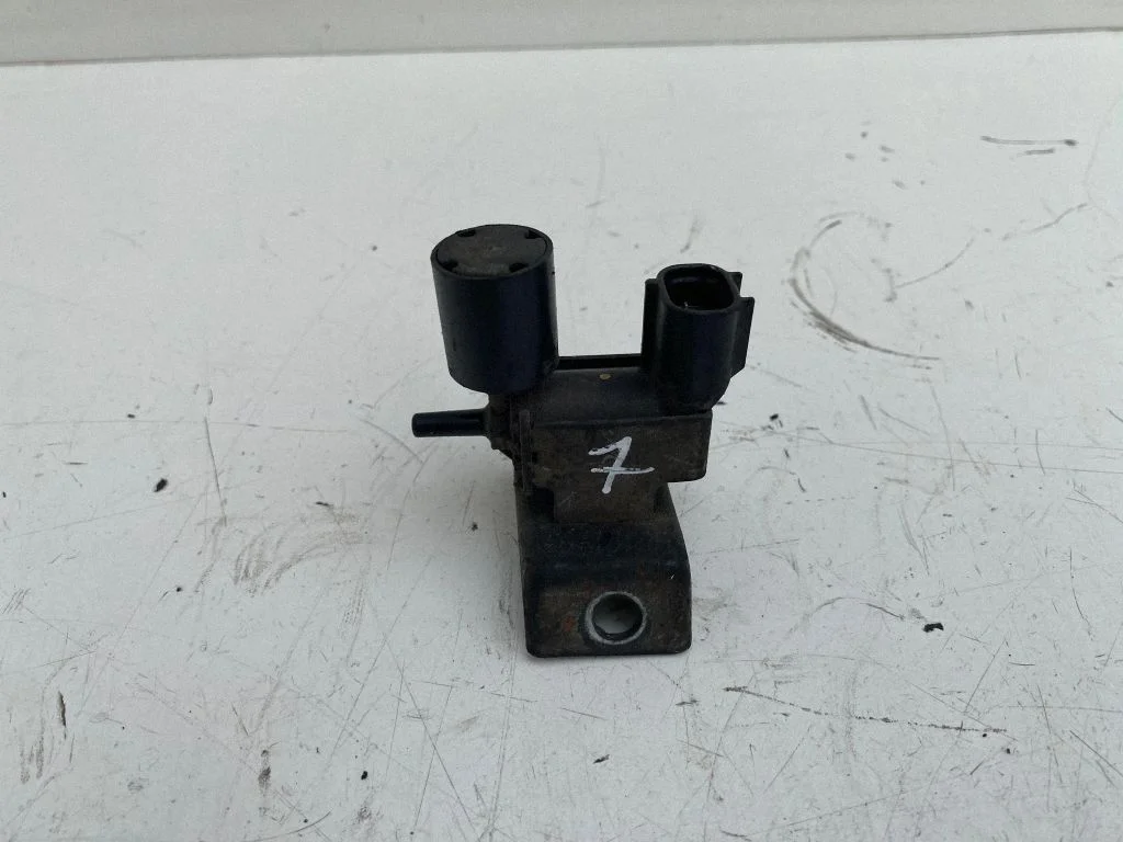 Vacuum valve – Toyota Corolla Verso E121 (2001-2004)