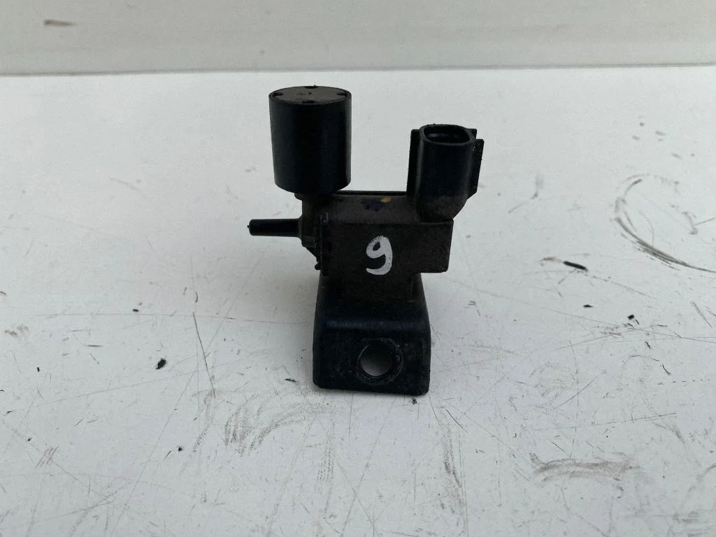 Vacuum valve – Toyota Corolla Verso E121 (2001-2004)