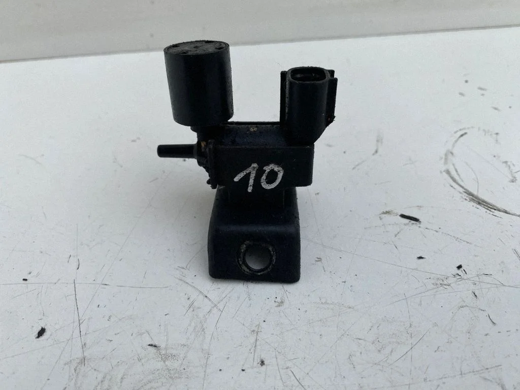 Vacuum valve – Toyota Corolla Verso E121 (2001-2004)