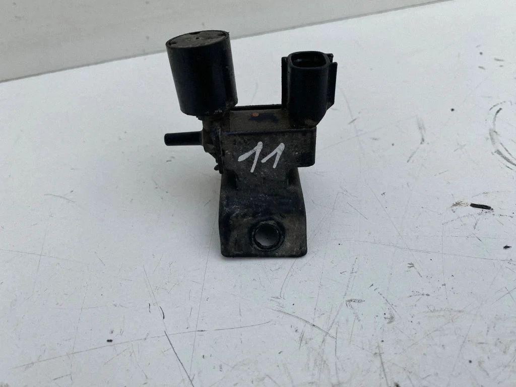 Vacuum valve – Toyota Corolla Verso E121 (2001-2004)