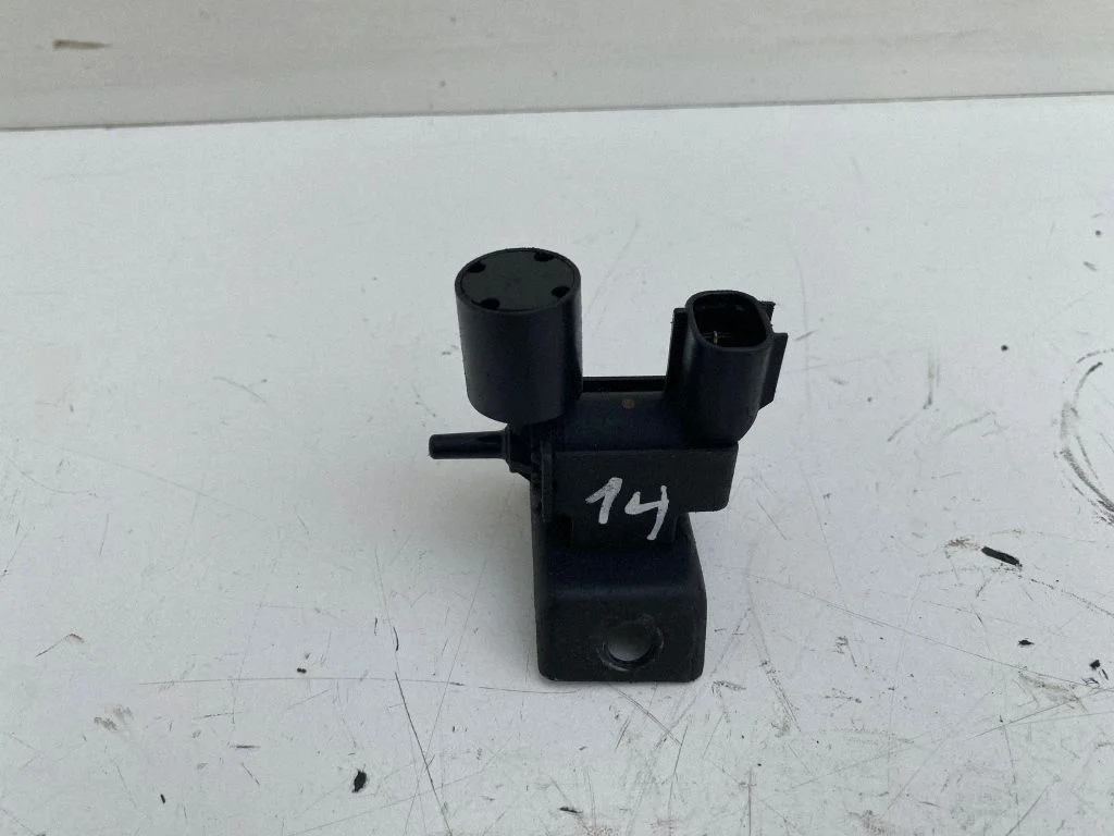 Vacuum valve – Toyota Corolla Verso E121 (2001-2004)