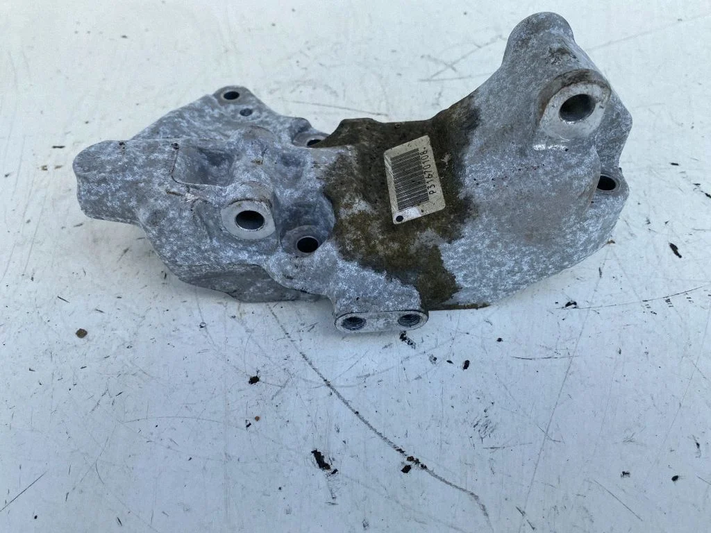 Wspornik alternatora P31670108