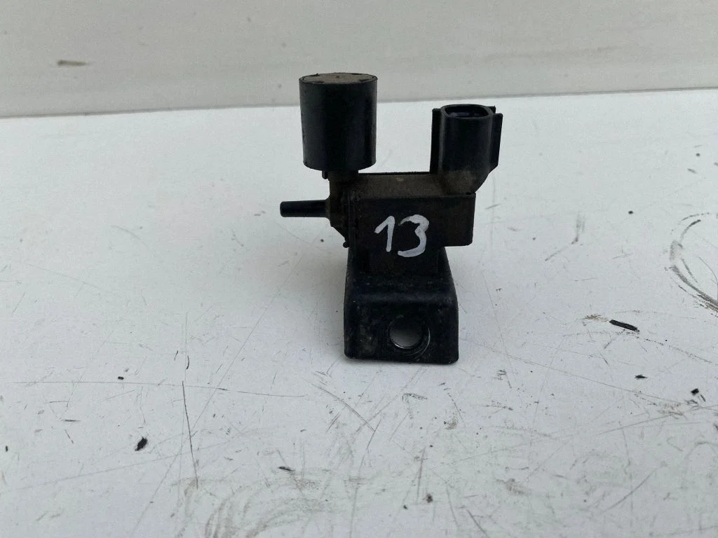 Vacuum valve – Toyota Corolla Verso E121 (2001-2004)