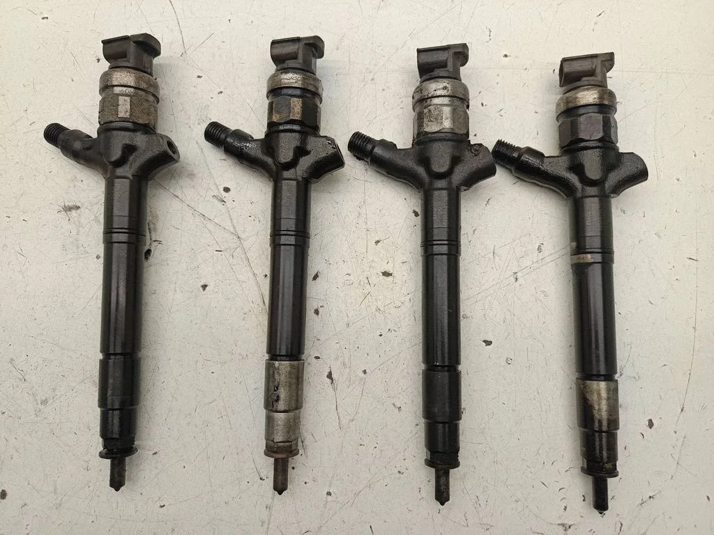 Fuel injectors set 236700R020