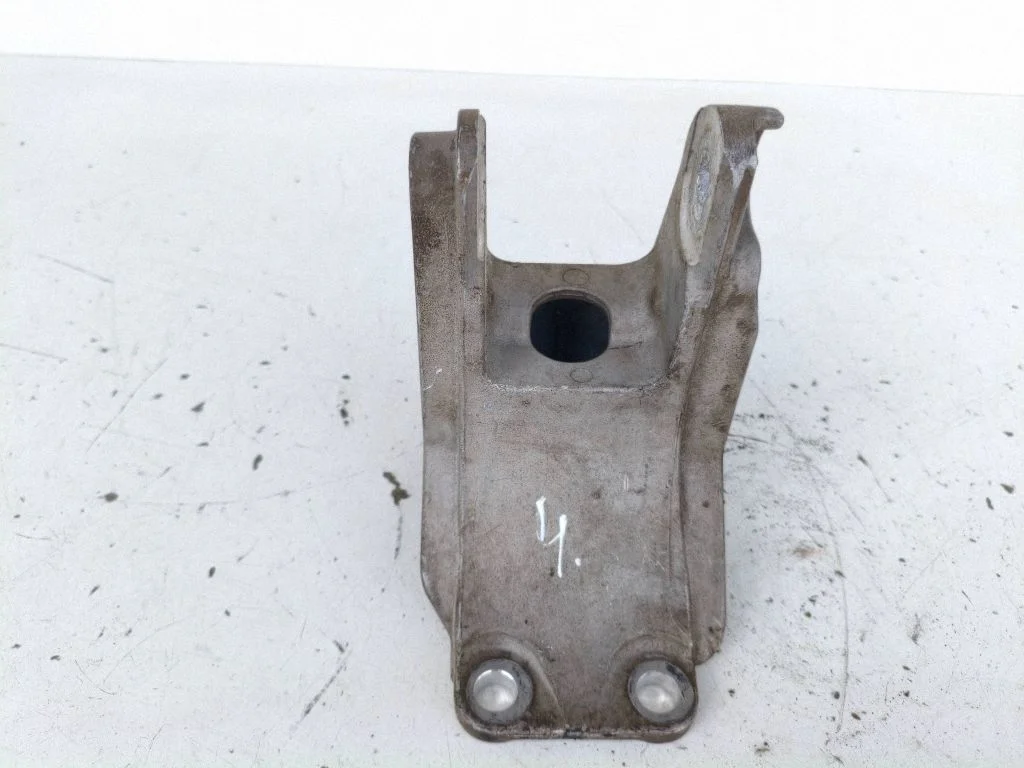 Engine mounting bracket