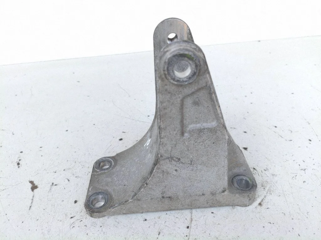 Engine mounting bracket