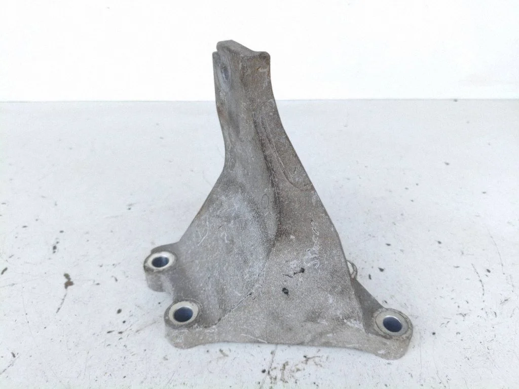 Engine mounting bracket – left