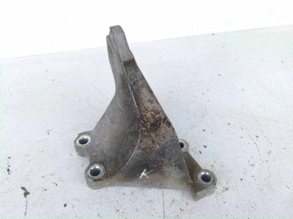 Engine mounting bracket – left