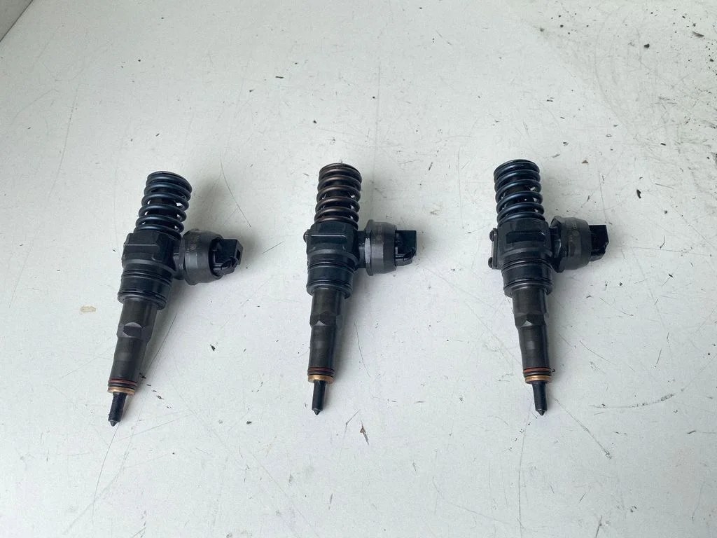 Fuel injectors set 038130073AG