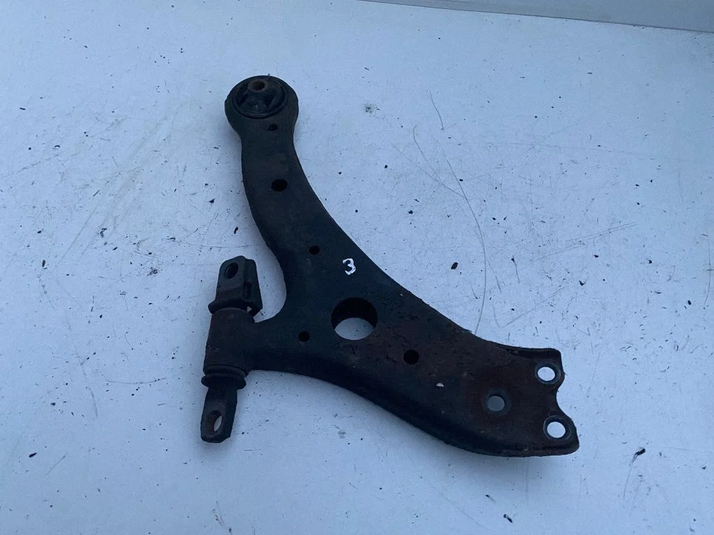 Front lower control arm/wishbone – right