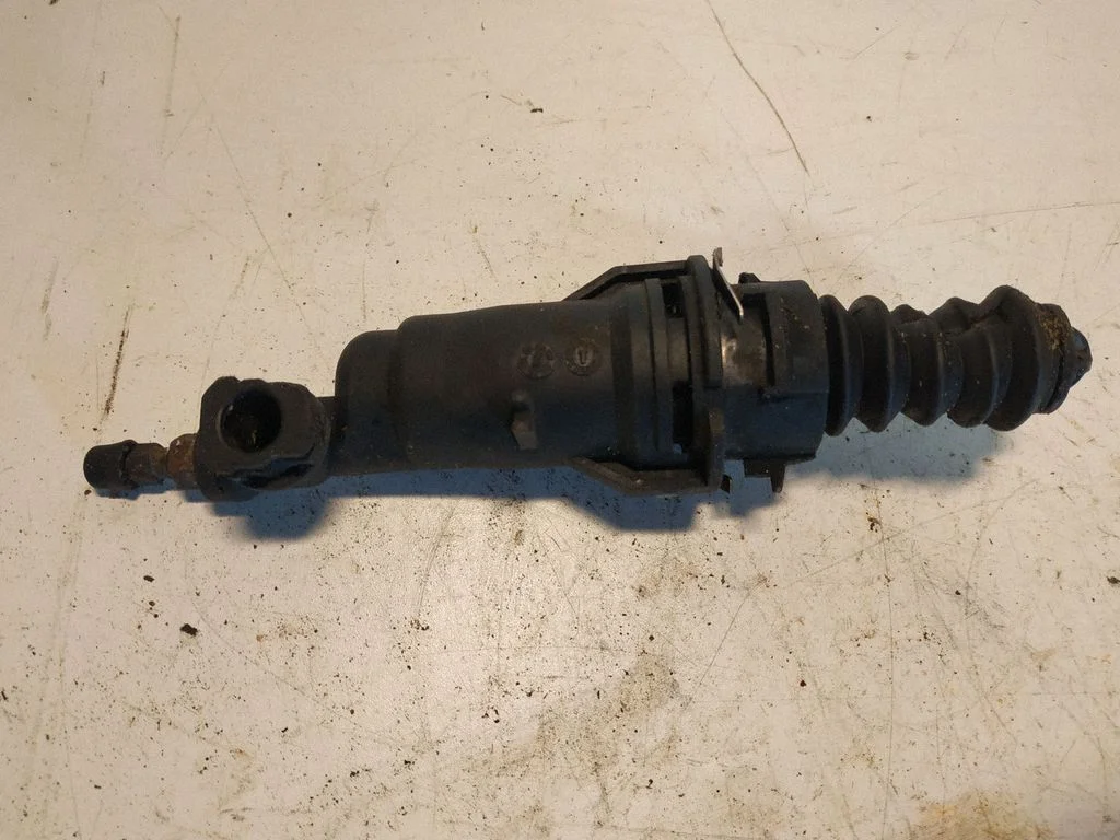 Clutch slave cylinder