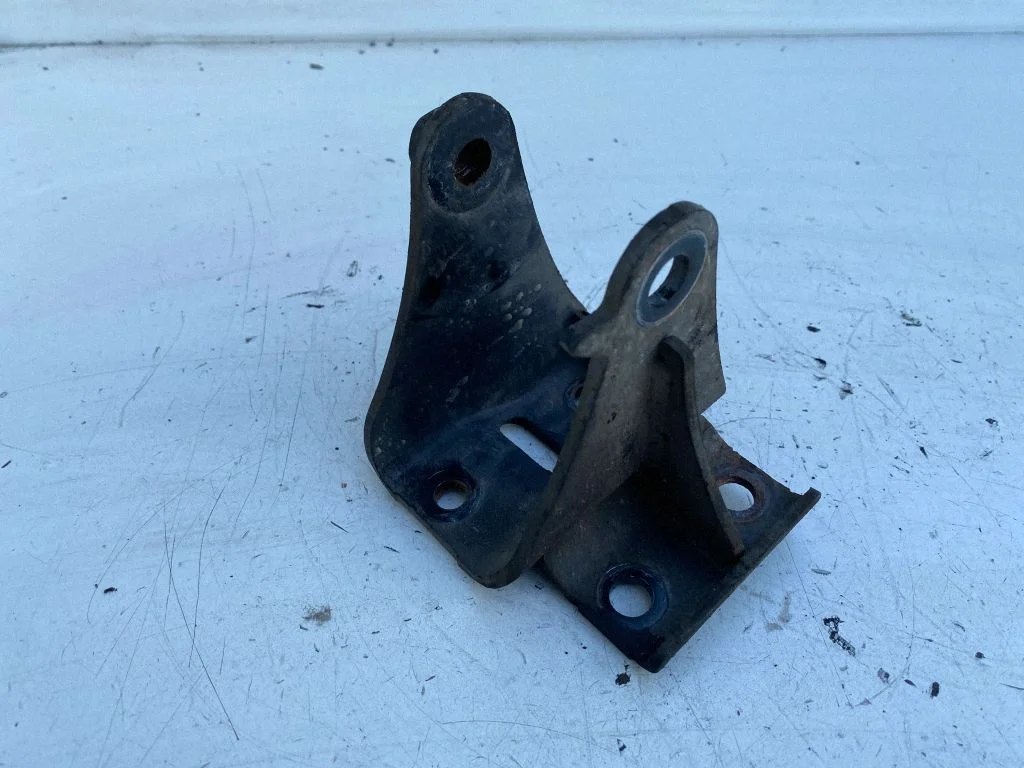 Gearbox mounting bracket – Toyota RAV 4 (XA30) (2006-2016)