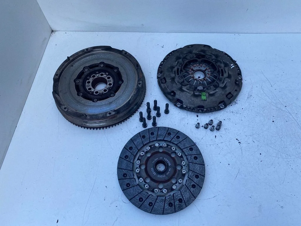 Clutch set kit – Toyota Avensis T250 (2006-2009)