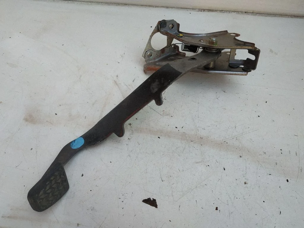 Clutch pedal – Toyota Avensis T250 (2003-2006)