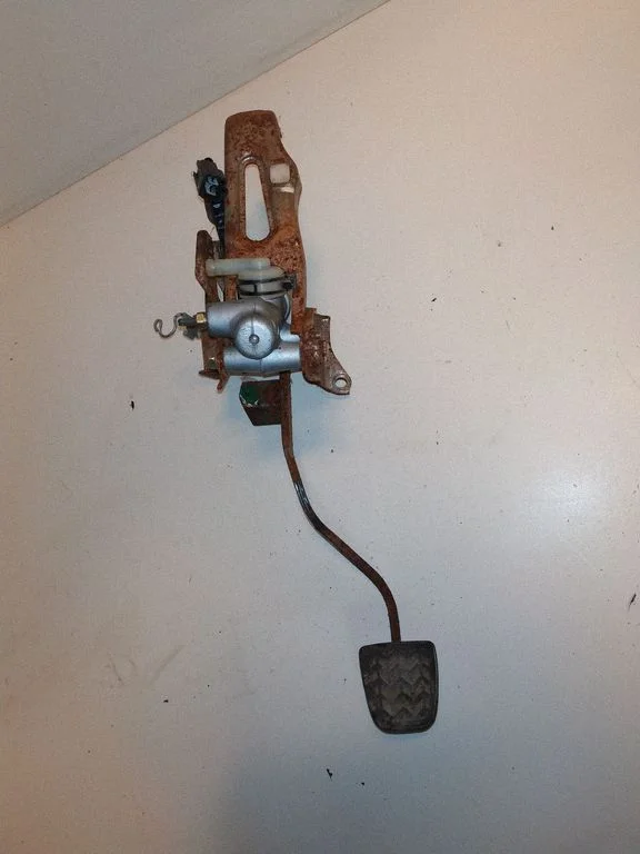 Clutch pedal – Toyota Avensis Verso (2001-2009)
