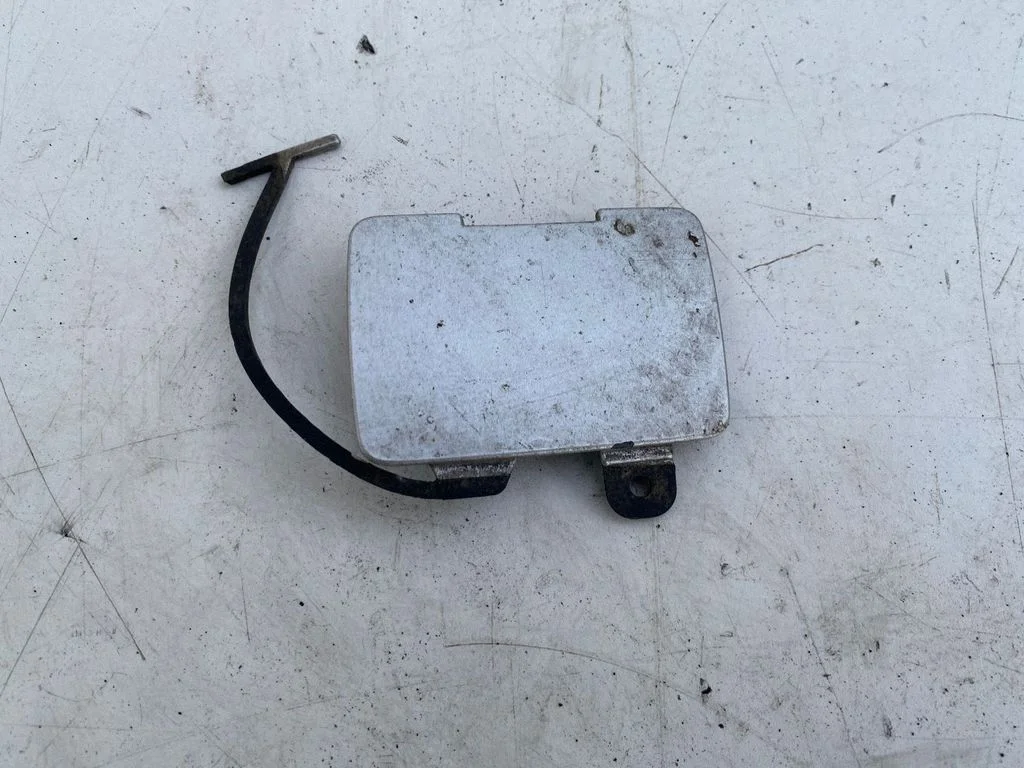 Eesmise pukseerimiskonksu kate – Volvo V70 (2000-2004)