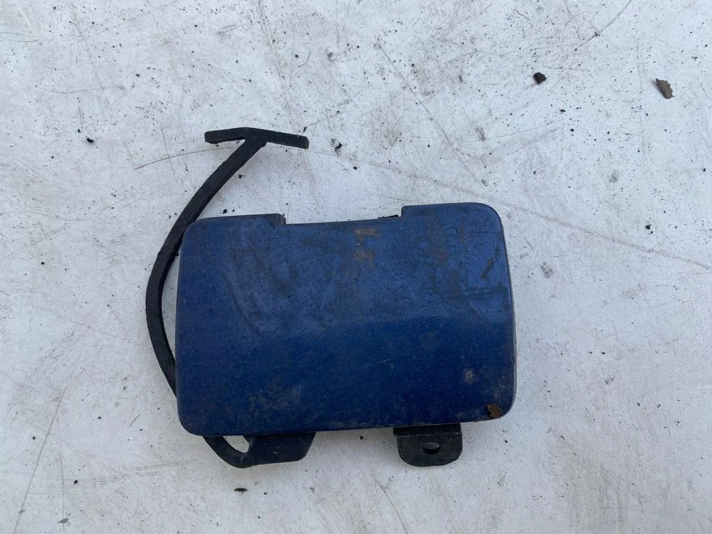 Eesmise pukseerimiskonksu kate – Volvo V70 (2000-2004)