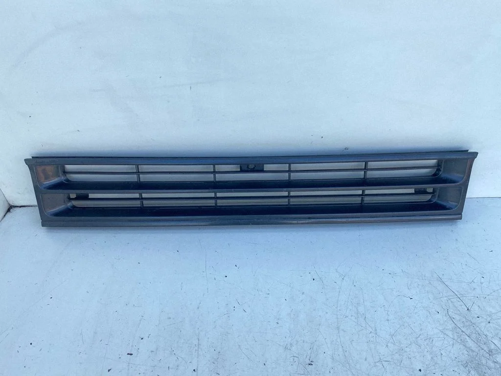 Esistange ülemine radiaatorivõre 8612345 – Isuzu Midi (1989-1996)