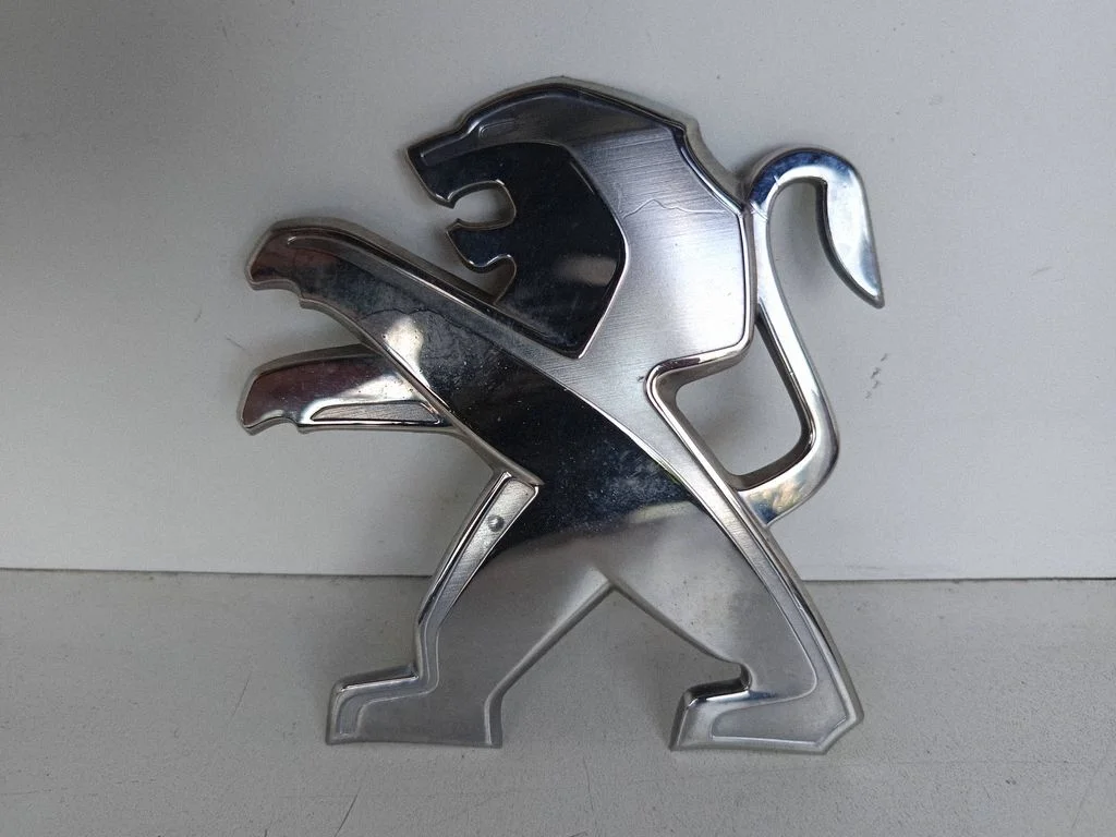 Manufacturer badge logo/emblem – front