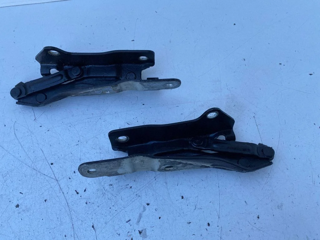 Engine bonnet/hood hinges