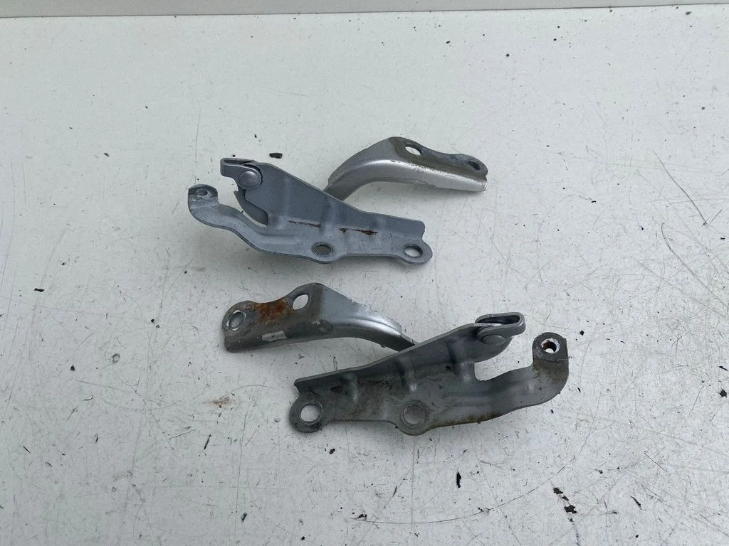 Engine bonnet/hood hinges