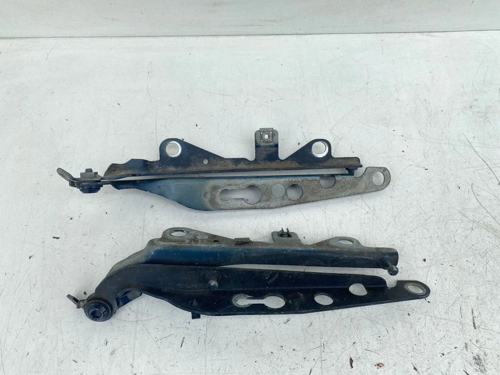 Mootorikapoti hinged