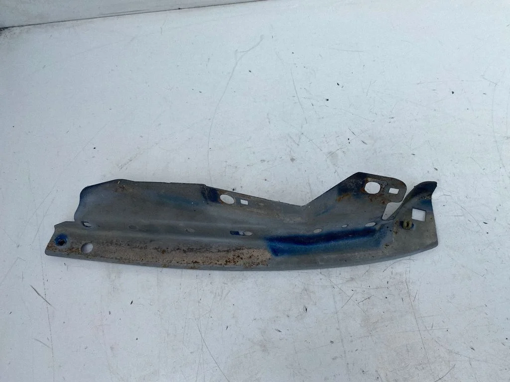 Fender mounting bracket – left