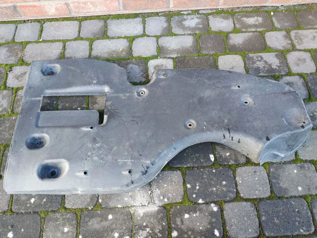 Center/middle under tray cover 5839853010