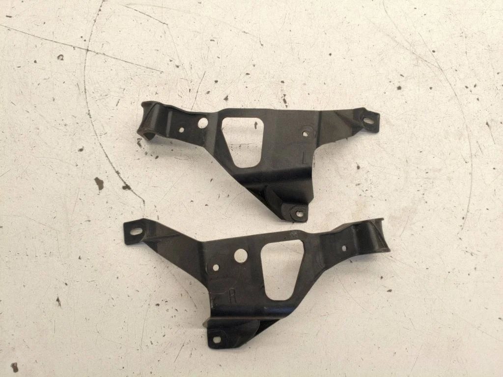 Rear bumper mounting bracket E125101