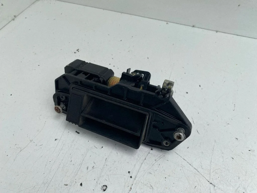Aizmugurējā vāka atvēršanas rokturītis (ārējais) A2117400083