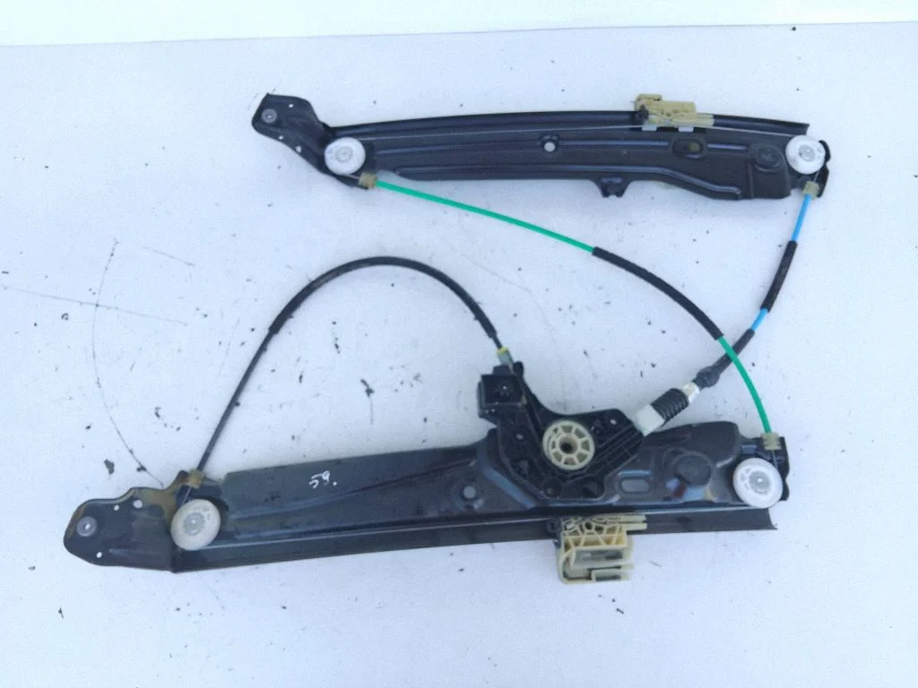 Priekšējā el. loga pacēlāja mehānisms bez motoriņa 71821329F10E