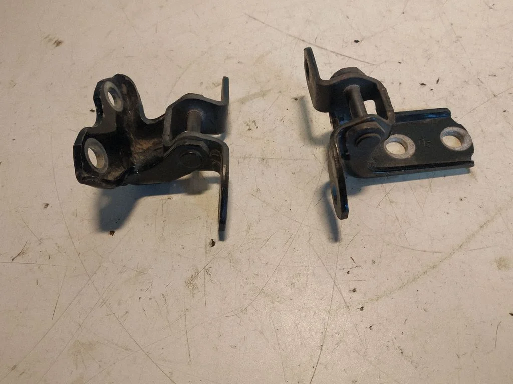 Rear door hinge set – right