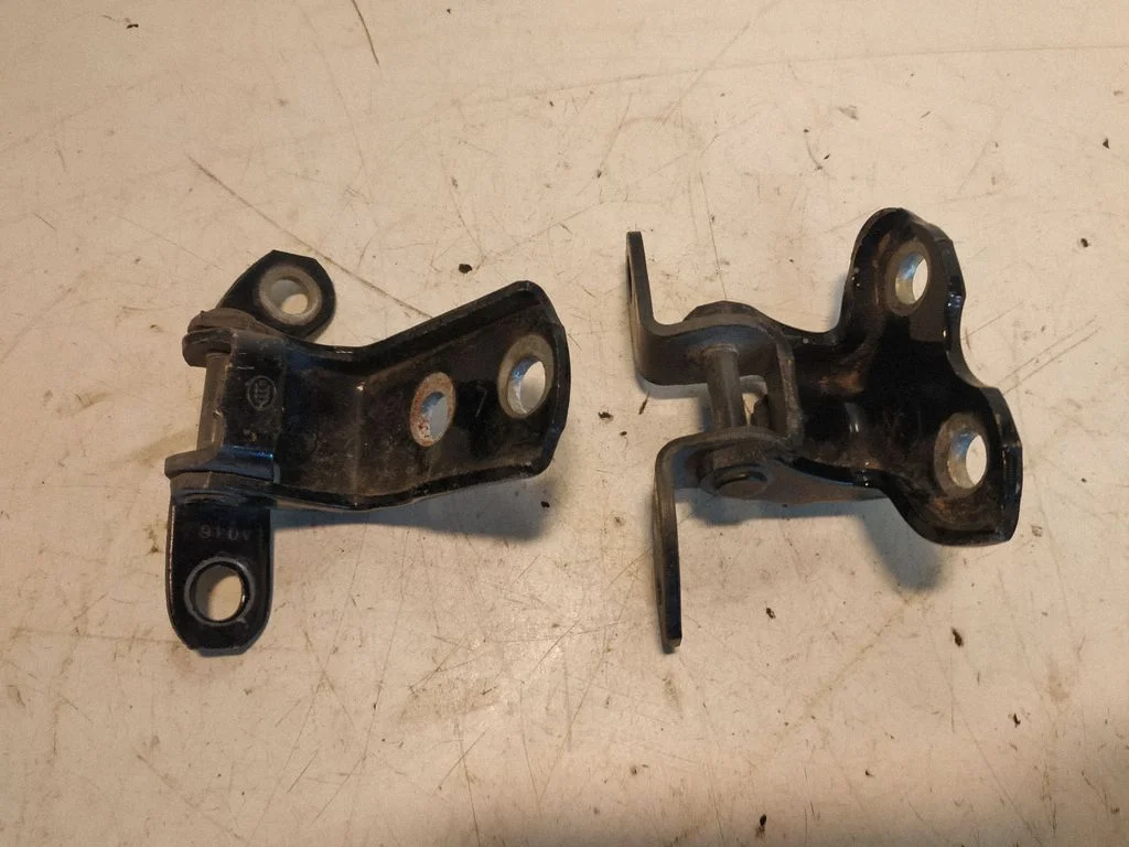 Rear door hinge set – left