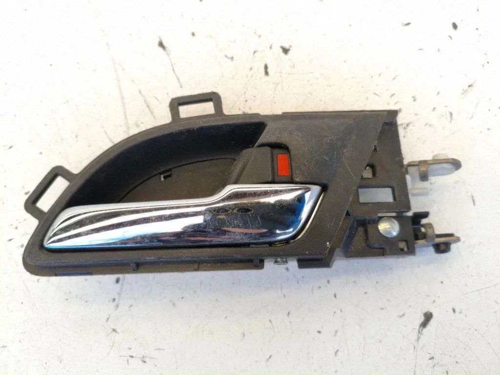 Aizmugurējais iekšējais atvēršanas rokturis – Honda CR-V (2007-2012)