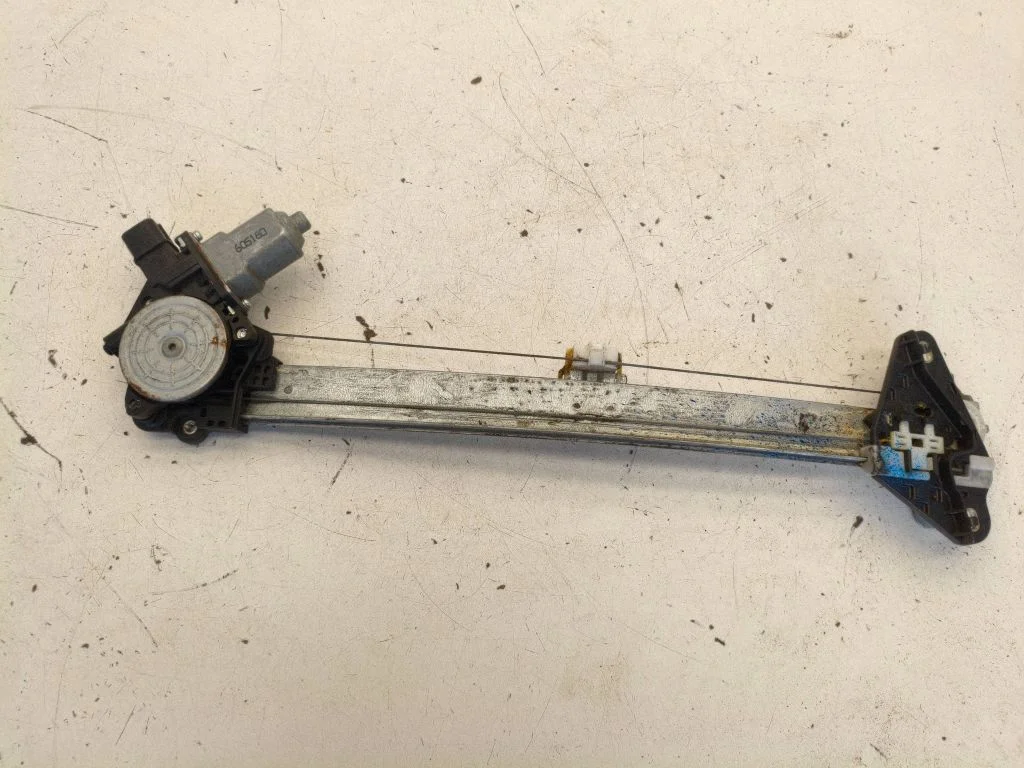 Aizmugurējā loga pacēlāja motoriņš CM011820