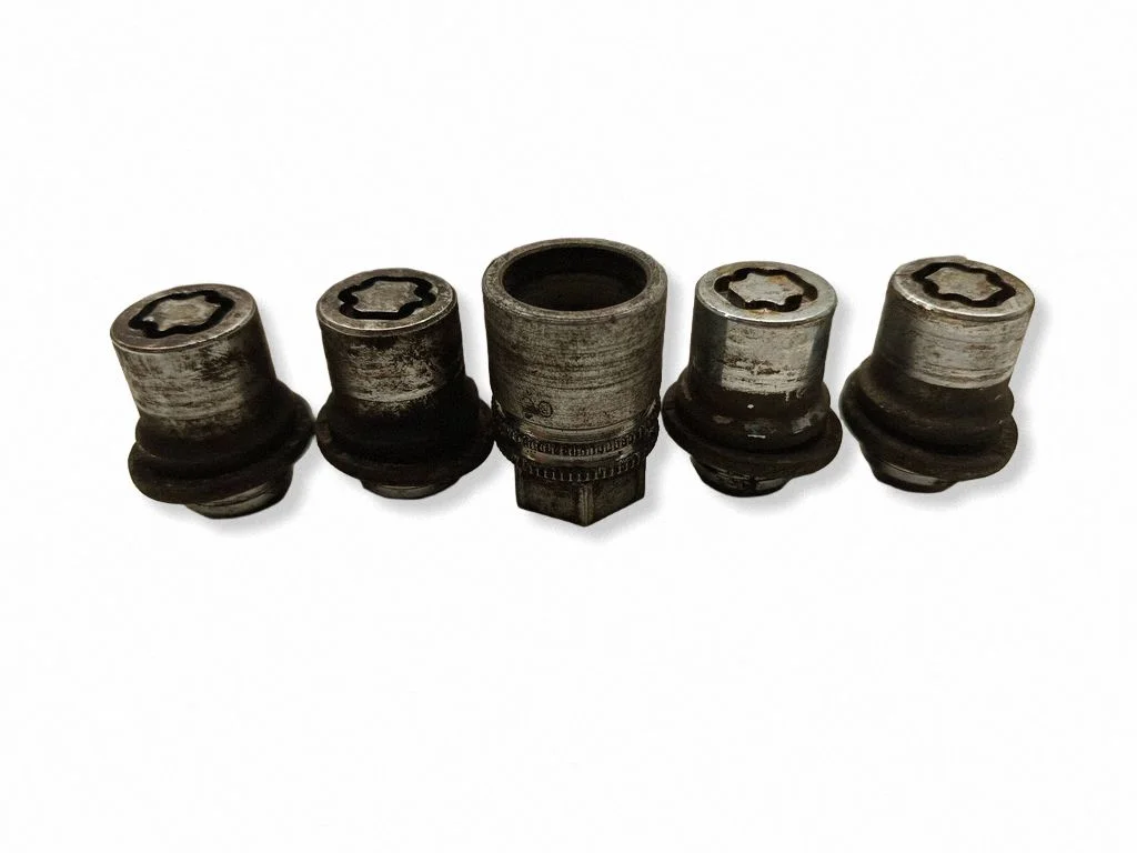 Anti-theft wheel nuts and lock – Toyota Corolla Verso AR10 (2004-2009)