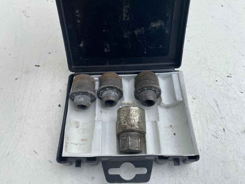 Anti-theft wheel nuts and lock – Lexus IS 220D-250-350 (2006-2013)