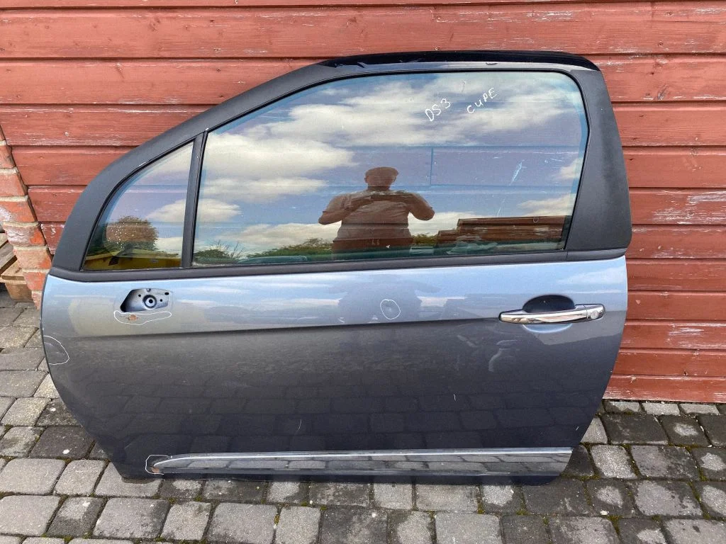 Priekšējās durvis (kupejai) – priekšējā kreisā