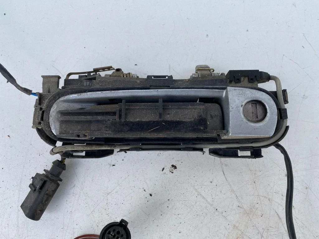 Front door exterior handle – left