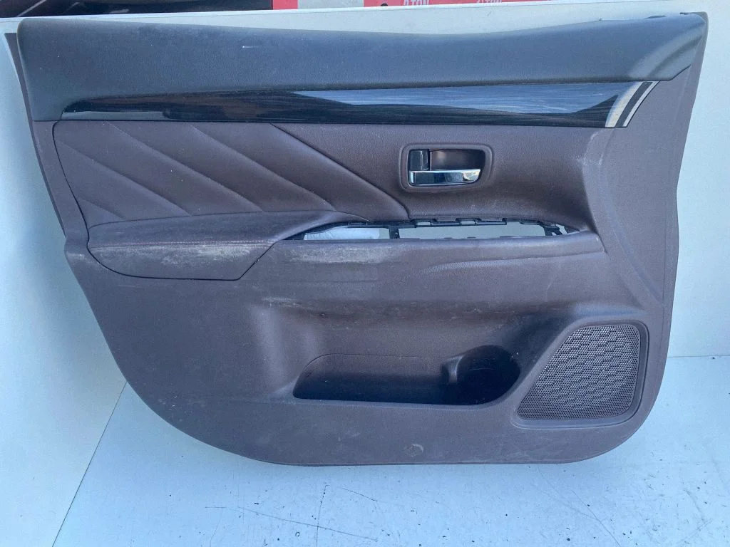 Eesmiste uste sisevooder – Mitsubishi Outlander (2013-2021)