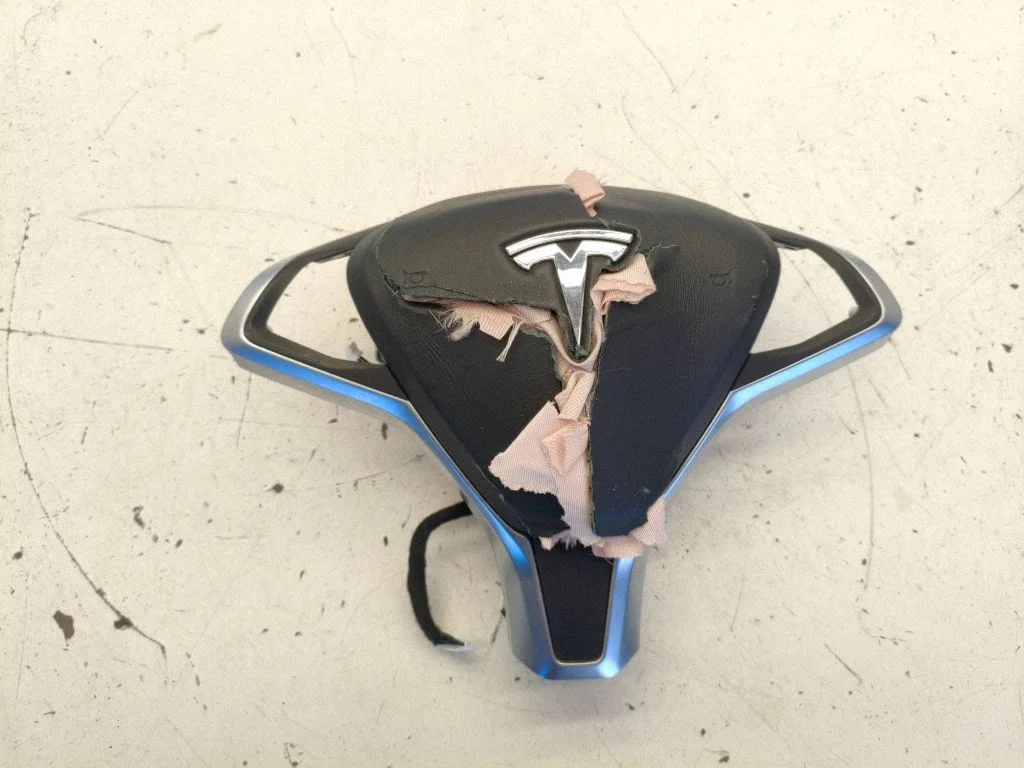 Steering wheel airbag – Tesla Model S (2012-)