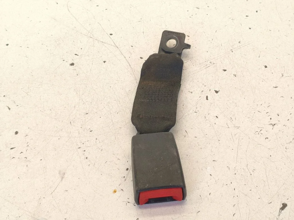Middle seatbelt buckle (rear) 33035869