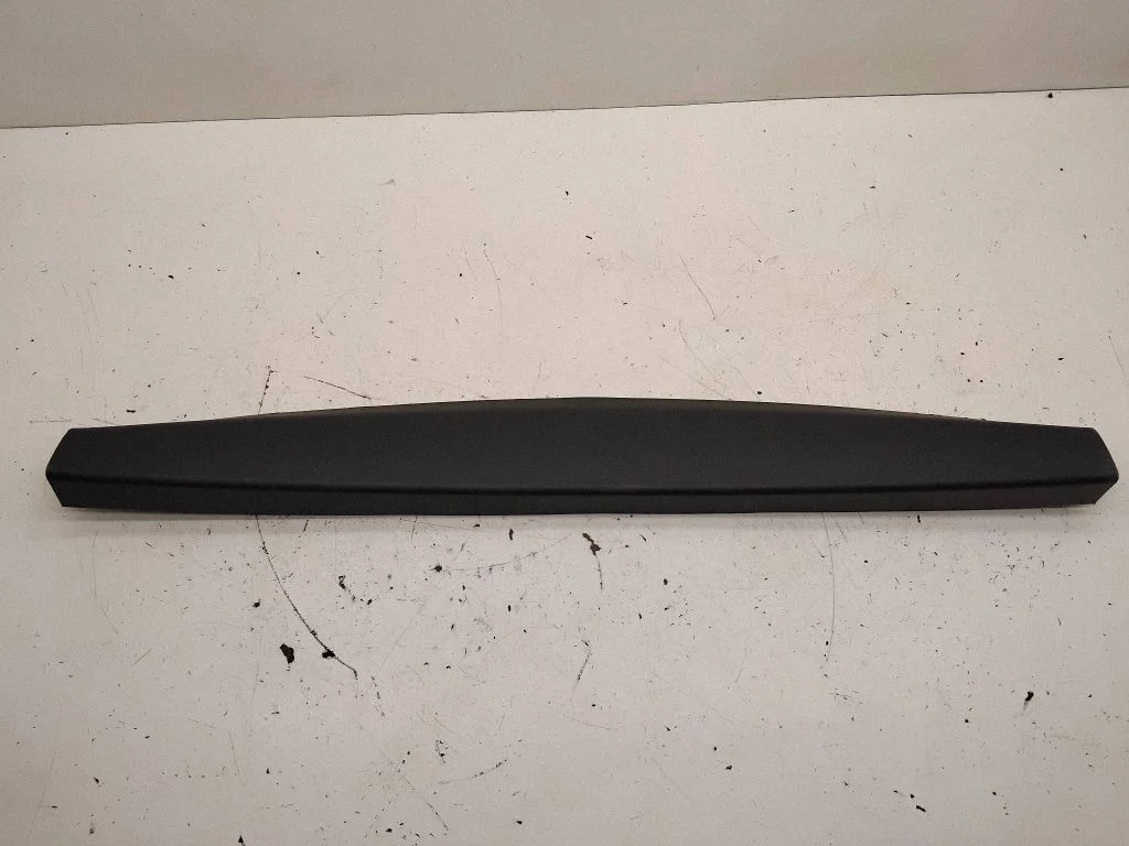 Augšējā apdare (pie loga) 817612Y000