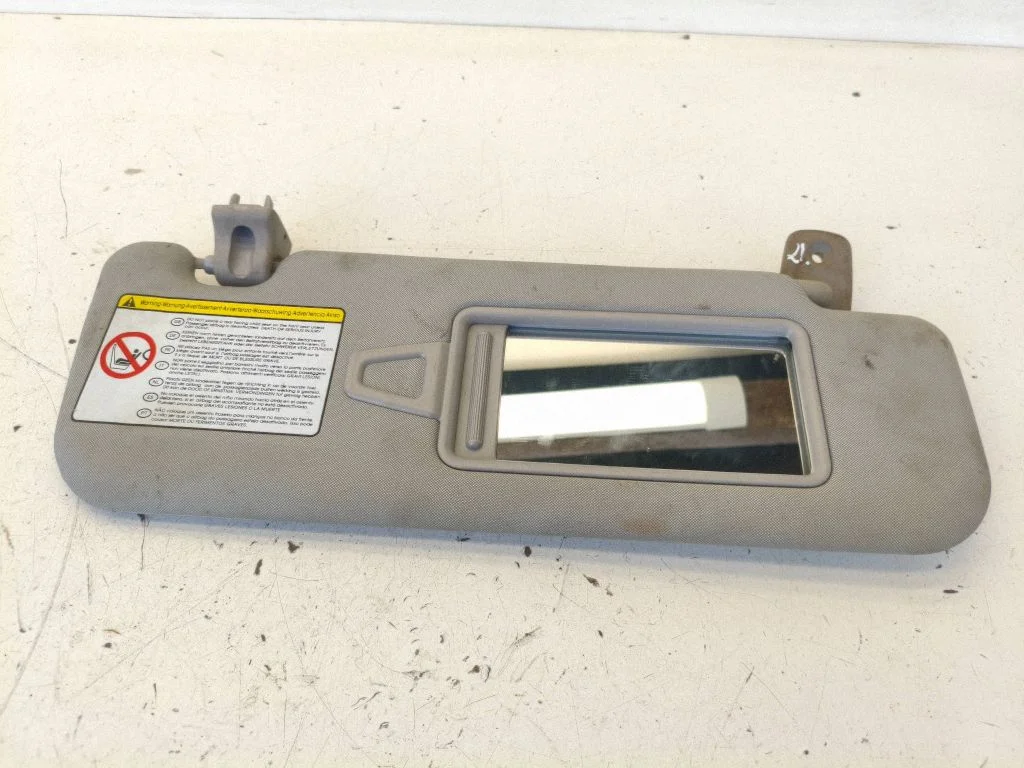 Sun visor – right