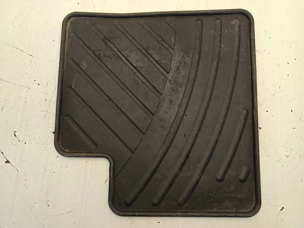 Rear floor mat B66680260