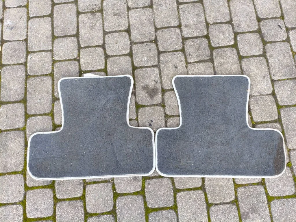 Aizmugurējais paklājiņš 8R0061276
