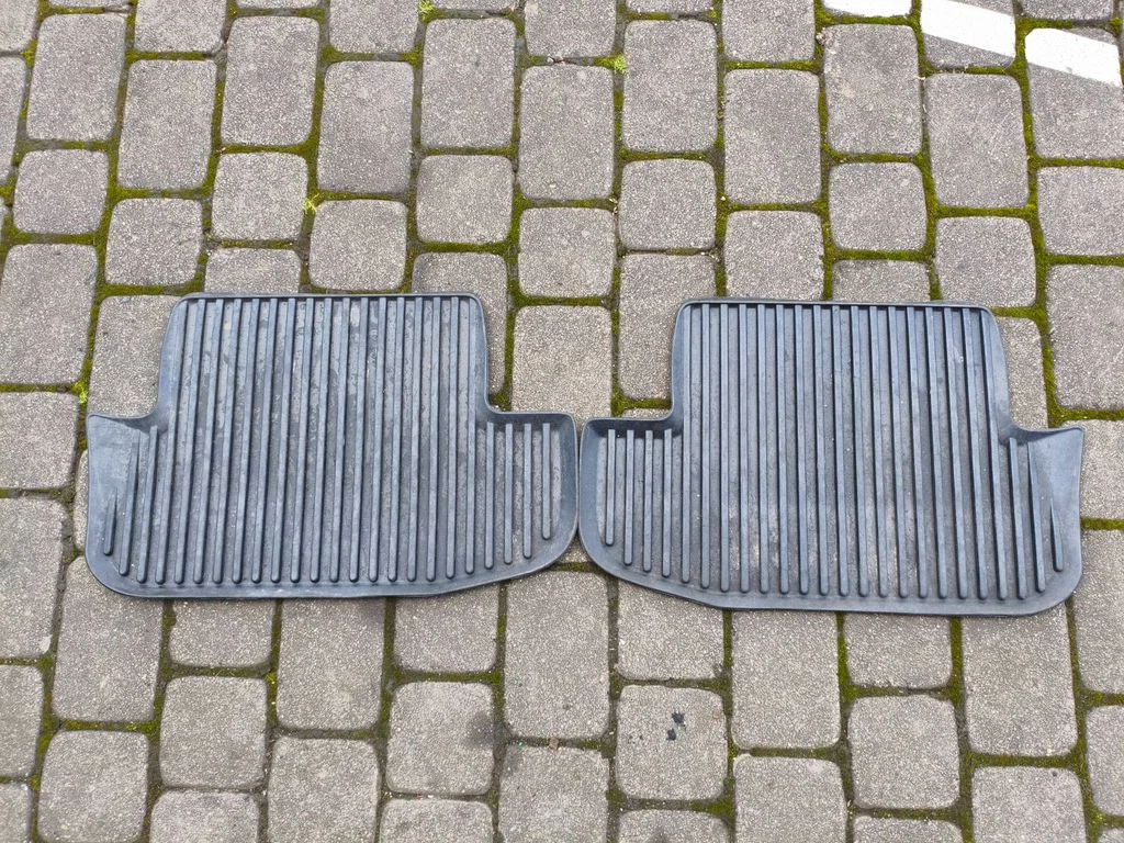 Aizmugurējais paklājiņš 8T0061511